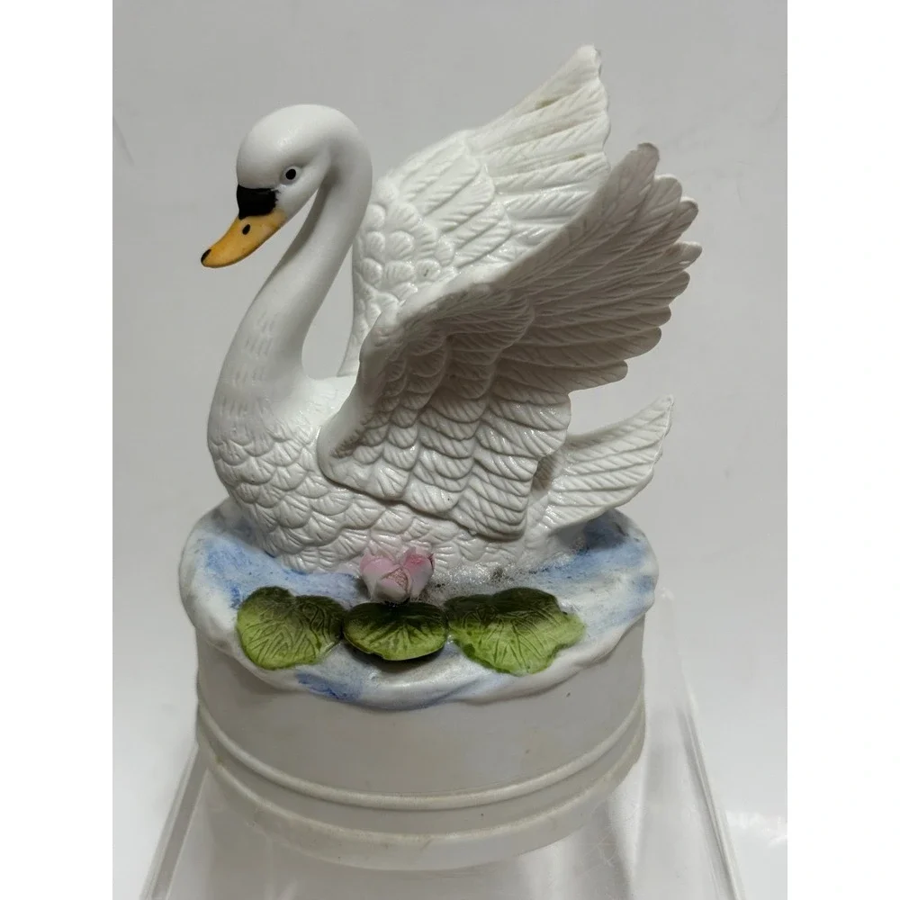 Vintage Porcelain Swan‎ Music Box Rotating Figurine White Bird Lily Pad Matte